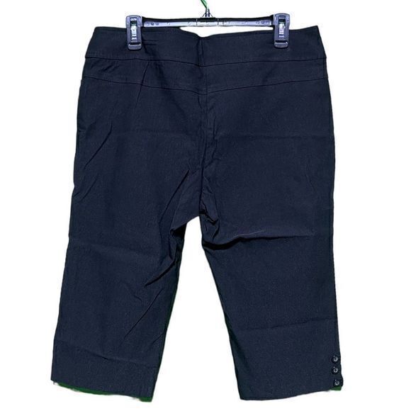 Soho Apparel Ltd. Women's Capri Pants Stretch Pockets Flat Front Black Size‎ 14 - Picture 2 of 5